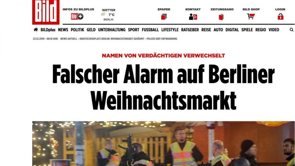 "Bild Zeitung" twierdzi, że w związku z zaistniałym zagrożeniem, policja aresztowała dwóch powiązanych z islamskimi terrorystami Syryjczyków. źródło: https://www.bild.de/news/2019/news/breitscheidplatz-berlin-weihnachtsmarkt-geraeumt-zwei-festnahmen-66868