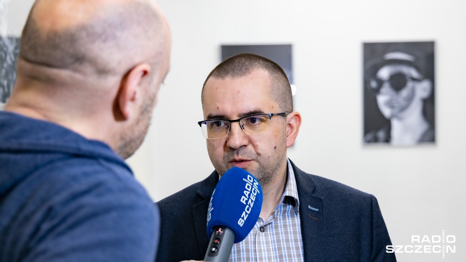 Pierwsza wystawa jaką zorganizowano to prezentacja fotografii pt. "Wyzwolenie". Fot. Robert Stachnik [Radio Szczecin]