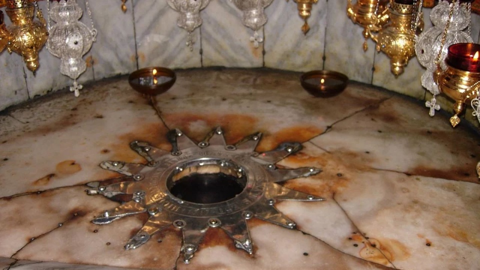 Bazylika Narodzenia Pańskiego, w miejscu gwiazdy miał znajdować się żłóbek. źródło: https://pixabay.com/pl/1188206/paulkjm66/(CC0 domena publiczna)