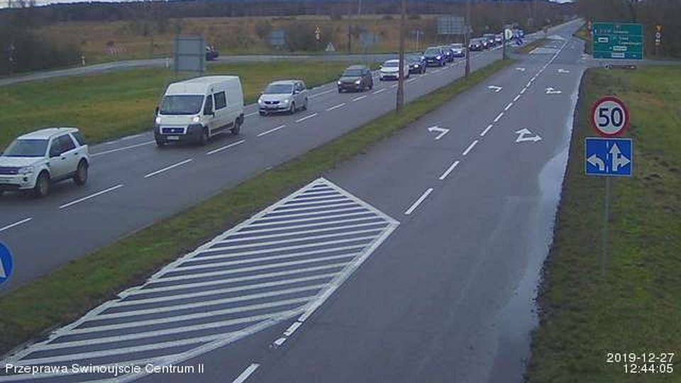Oczekiwanie na prom po stronie centrum miasta sięga już jednej godziny. http://przeprawa.swi.pl/