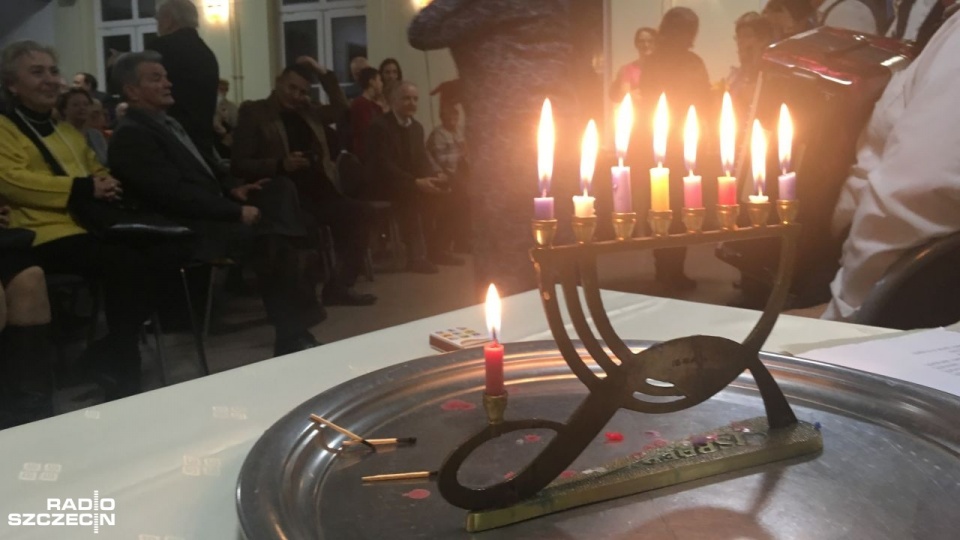 Z Chanuką związany jest też rytuał zapalania świateł, świec lub lampek oliwnych, umieszczonych na specjalnym chanukowym świeczniku - chanukija. Fot. Małgorzata Frymus [Radio Szczecin]