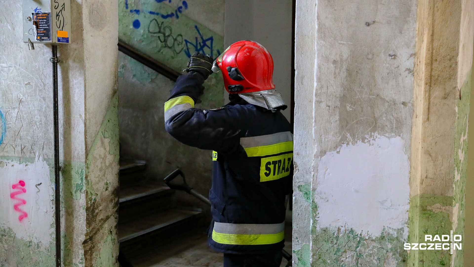 W pożarze kamienicy w Ostrowcu Świętokrzyskim zginęła 63-letnia kobieta. Z budynku ewakuowano 10 osób. Pożar został ugaszony.