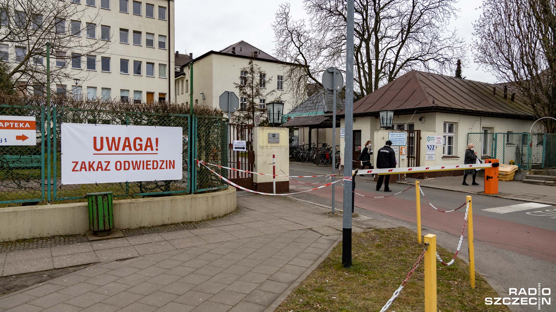 Punkt poboru wymazów na COViD-19 w szpitalu przy Unii Lubelskiej w Szczecinie został rozbudowany. Fot. Robert Stachnik [Radio Szczecin/Archiwum]