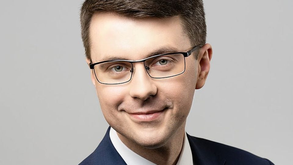 Rzecznik rządu Piotr Müller. źródło: https://pl.wikipedia.org/wiki/Piotr_M%C3%BCller