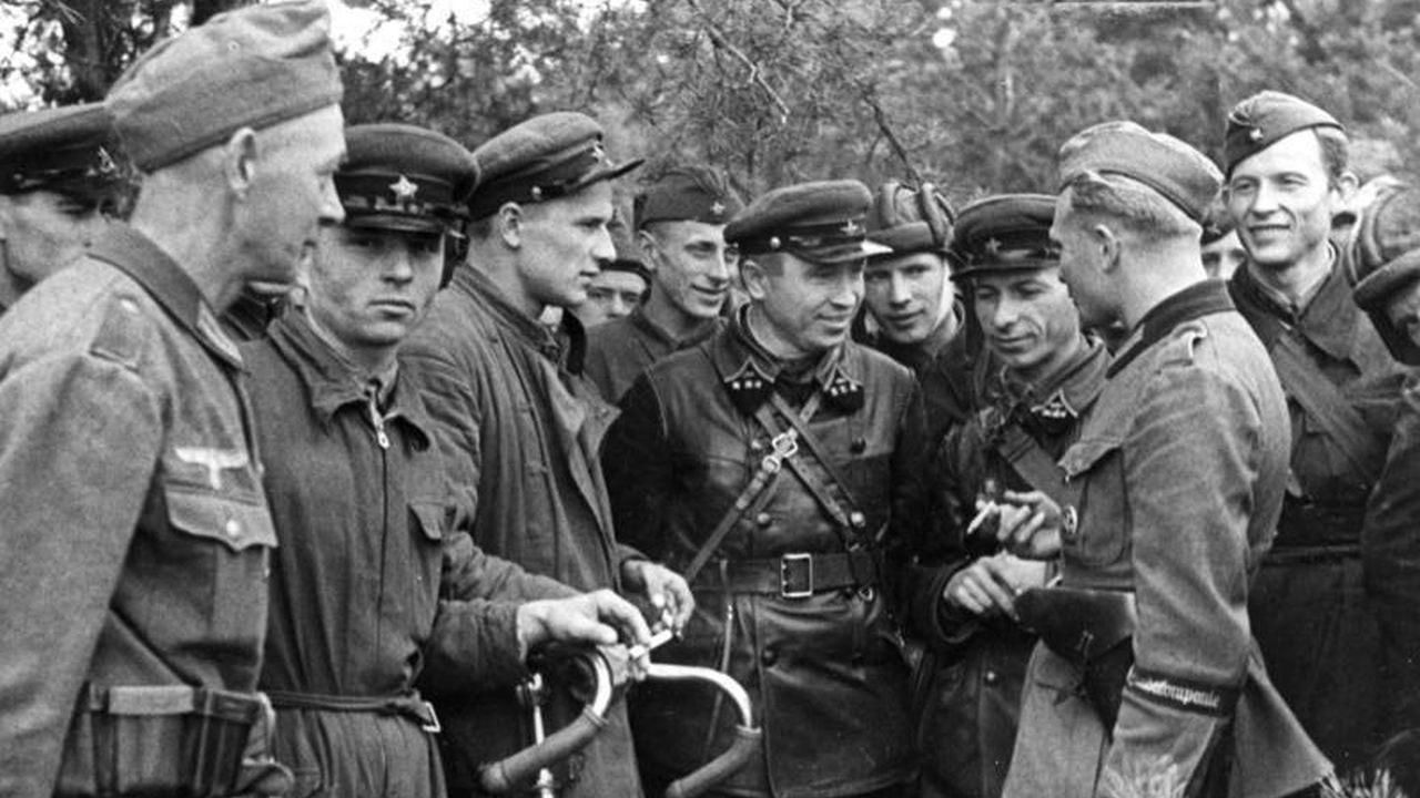 Spotkanie żołnierzy Wehrmachtu i Armii Czerwonej 20 września 1939 roku, na wschód od Brześcia źródło: https://pl.wikipedia.org/wiki/Agresja_ZSRR_na_Polske