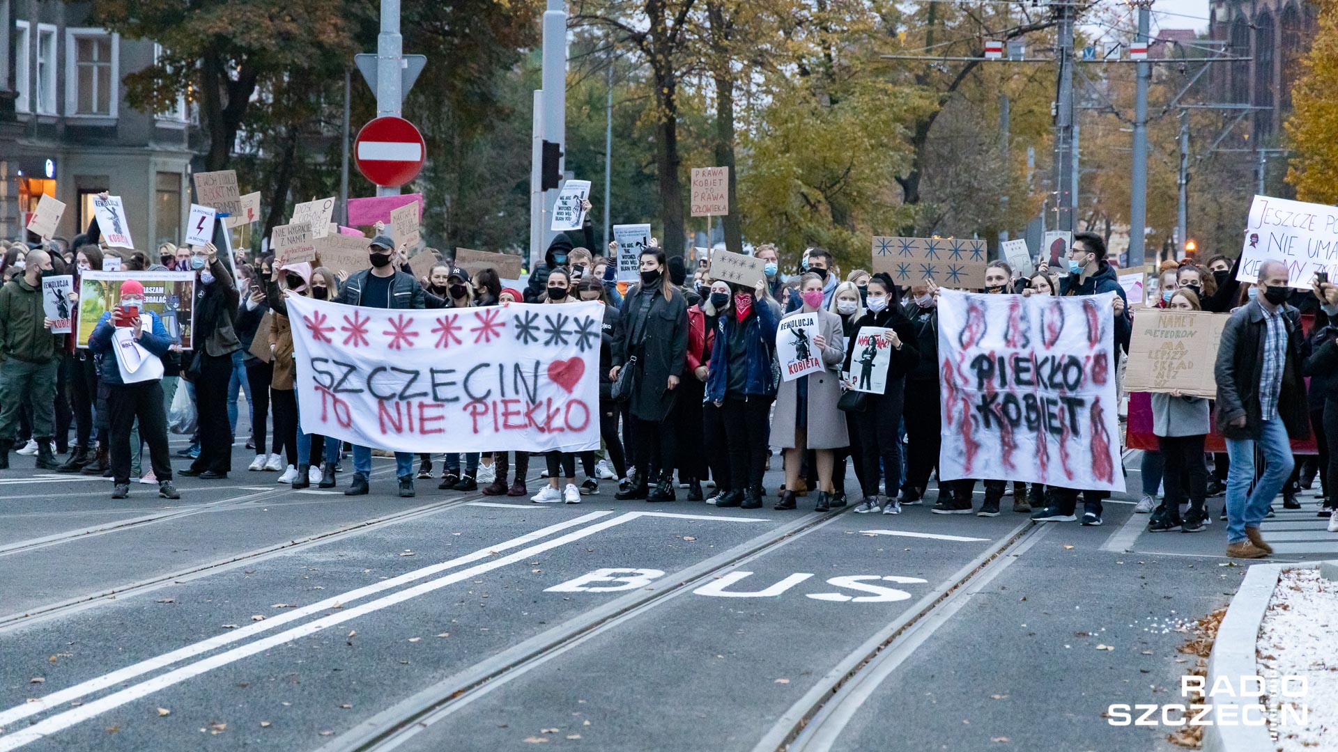 Protest na pl. Szarych Szeregów. "To jest wojna". Fot. Robert Stachnik [Radio Szczecin]
