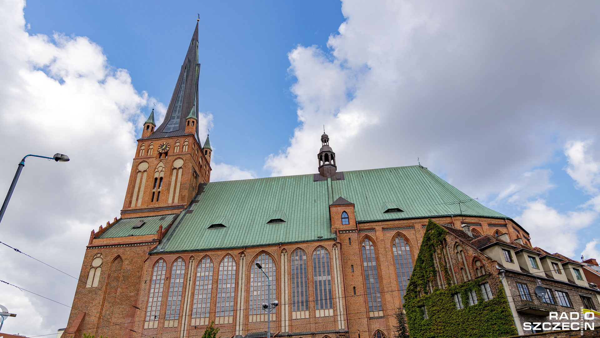 Chrzest dorosłych podczas liturgii Wigilii Paschalnej