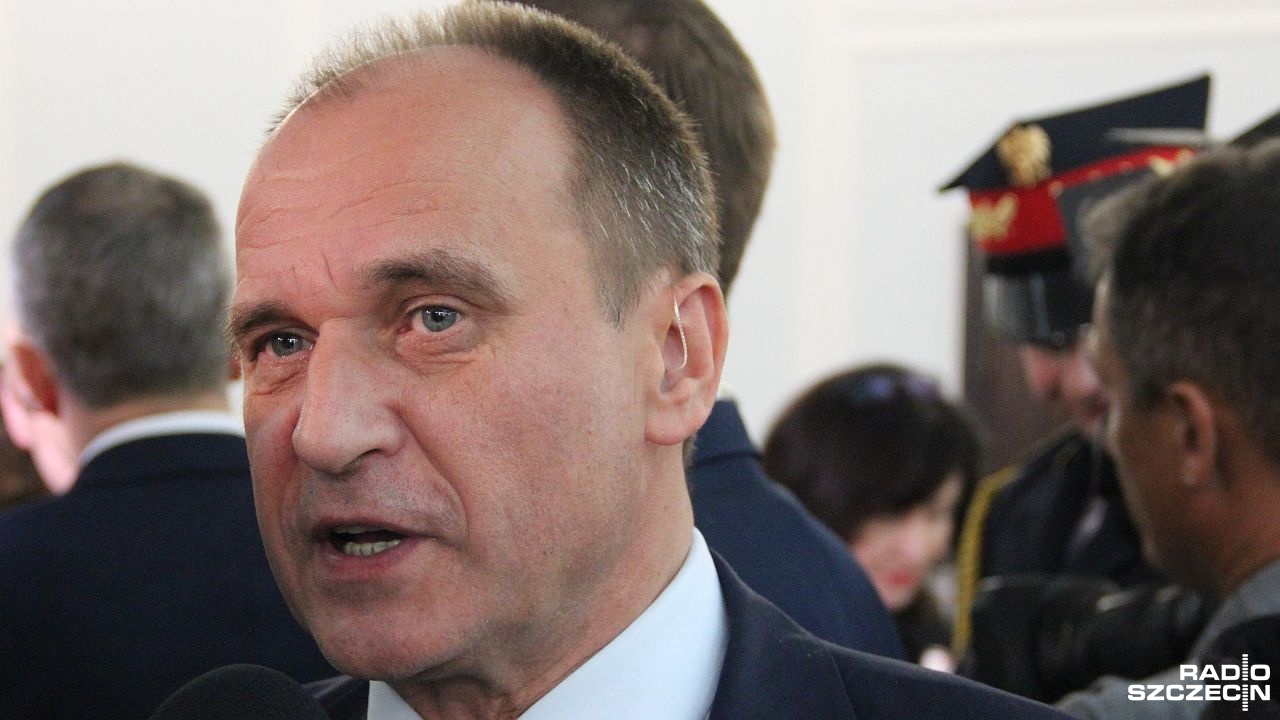 Paweł Kukiz, lider Kukiz15 Demokracja Bezpośrednia, powiedział, że na dzisiejszym spotkaniu w sprawie paktu migracyjnego pojawi się osobiście lub oddeleguje tam Jarosława Sachajkę. Premier Mateusz Morawiecki spotka się z przedstawicielami klubów i kół parlamentarnych, by wypracować wspólne stanowisko w kwestii polityki migracyjnej proponowanej przez Unię Europejską.