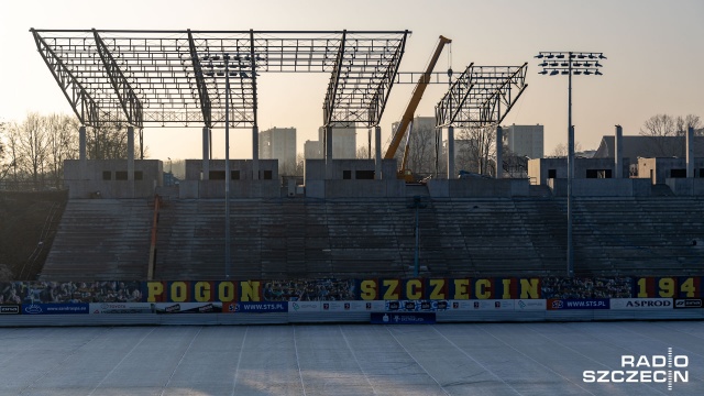 Budowa stadionu Pogoń Szczecin. Fot. Robert Stachnik [Radio Szczecin] Stadiony piłkarskie w Szczecinie się rozrastają [WIDEO, ZDJĘCIA]