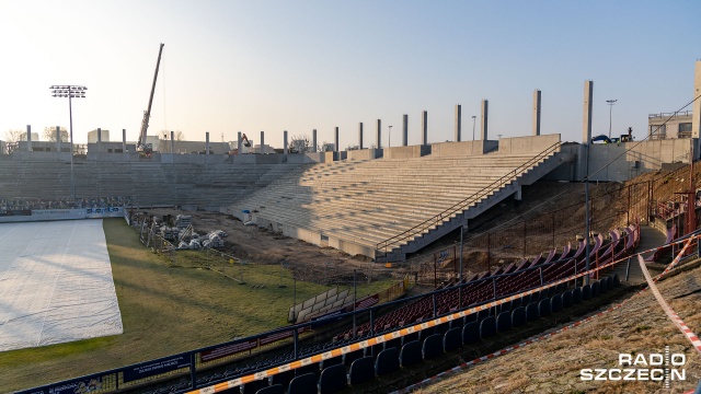 Budowa stadionu Pogoń Szczecin. Fot. Robert Stachnik [Radio Szczecin] Stadiony piłkarskie w Szczecinie się rozrastają [WIDEO, ZDJĘCIA]
