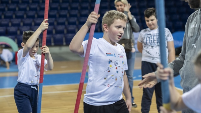 Fot. Wojciech Ochrymiuk [Radio Szczecin] Kilkaset dzieci wzięło udział w tyczkarskich warsztatach z gwiazdami sportu [WIDEO, DUŻO ZDJĘĆ]