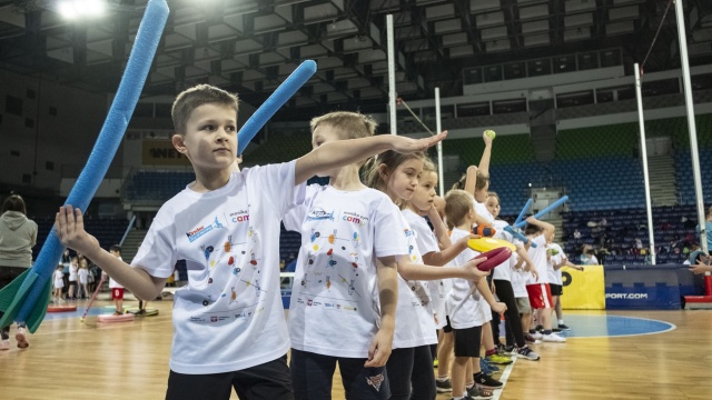 Fot. Wojciech Ochrymiuk [Radio Szczecin] Kilkaset dzieci wzięło udział w tyczkarskich warsztatach z gwiazdami sportu [WIDEO, DUŻO ZDJĘĆ]