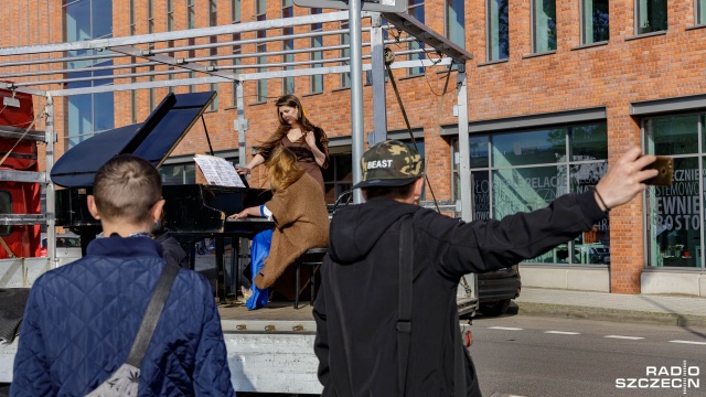Fot. Robert Stachnik [Radio Szczecin] Fortepian w centrum Szczecina. Chopin w Święto Konstytucji 3 Maja [DUŻO ZDJĘĆ]