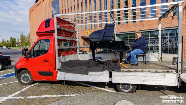 Fot. Robert Stachnik [Radio Szczecin] Fortepian w centrum Szczecina. Chopin w Święto Konstytucji 3 Maja [DUŻO ZDJĘĆ]