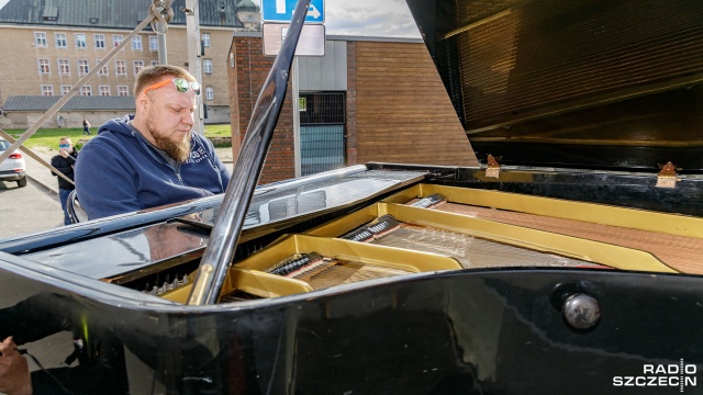 Fot. Robert Stachnik [Radio Szczecin] Fortepian w centrum Szczecina. Chopin w Święto Konstytucji 3 Maja [DUŻO ZDJĘĆ]