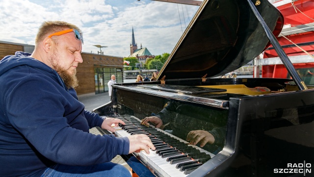 Fot. Robert Stachnik [Radio Szczecin] Fortepian w centrum Szczecina. Chopin w Święto Konstytucji 3 Maja [DUŻO ZDJĘĆ]