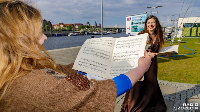 Fot. Robert Stachnik [Radio Szczecin] Fortepian w centrum Szczecina. Chopin w Święto Konstytucji 3 Maja [DUŻO ZDJĘĆ]