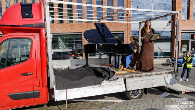 Fot. Robert Stachnik [Radio Szczecin] Fortepian w centrum Szczecina. Chopin w Święto Konstytucji 3 Maja [DUŻO ZDJĘĆ]