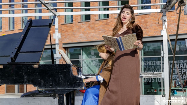 Fot. Robert Stachnik [Radio Szczecin] Fortepian w centrum Szczecina. Chopin w Święto Konstytucji 3 Maja [DUŻO ZDJĘĆ]