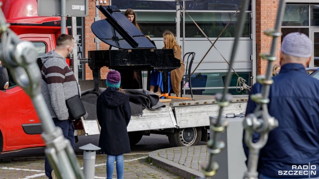 Fot. Robert Stachnik [Radio Szczecin] Fortepian w centrum Szczecina. Chopin w Święto Konstytucji 3 Maja [DUŻO ZDJĘĆ]