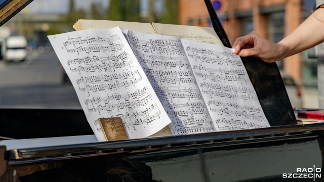 Fot. Robert Stachnik [Radio Szczecin] Fortepian w centrum Szczecina. Chopin w Święto Konstytucji 3 Maja [DUŻO ZDJĘĆ]