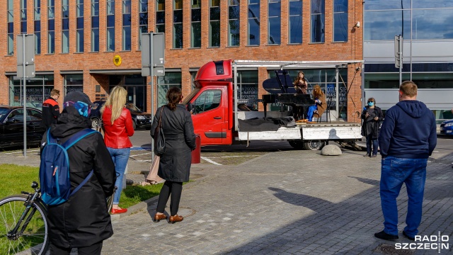 Fot. Robert Stachnik [Radio Szczecin] Fortepian w centrum Szczecina. Chopin w Święto Konstytucji 3 Maja [DUŻO ZDJĘĆ]