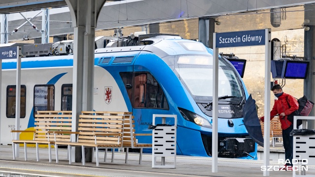 Fot. Robert Stachnik [Radio Szczecin] 11.05.2020 Stan epidemiczny. Dzień pięćdziesiąty siódmy. Szczecin Główny [WIDEO, DUŻO ZDJĘĆ]