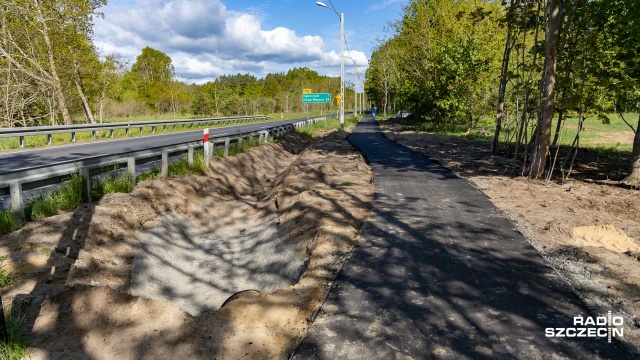 Fot. Robert Stachnik [Radio Szczecin] Końcowy etap budowy ścieżki rowerowej z Polic do Trzebieży [WIDEO, ZDJĘCIA]