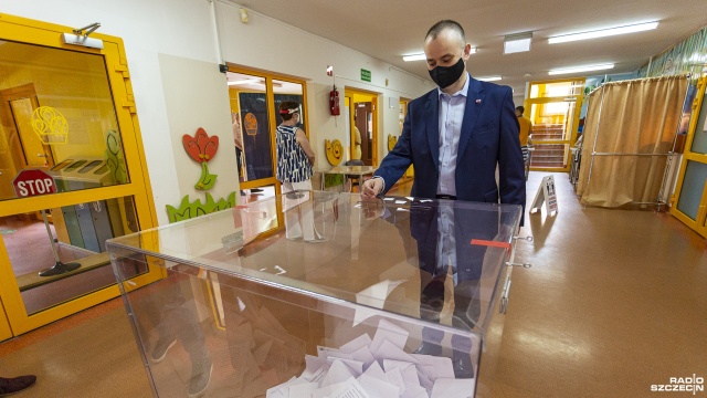 Minister Paweł Mucha głosował w Gryfinie. Fot. Mateusz Papke [Radio Szczecin] Politycy z regionu przy urnach [WIDEO, ZDJĘCIA]