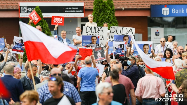 Fot. Robert Stachnik [Radio Szczecin] Przeciwnicy prezydenta manifestowali w Stargardzie: "oszukuje naród" [ZDJĘCIA]