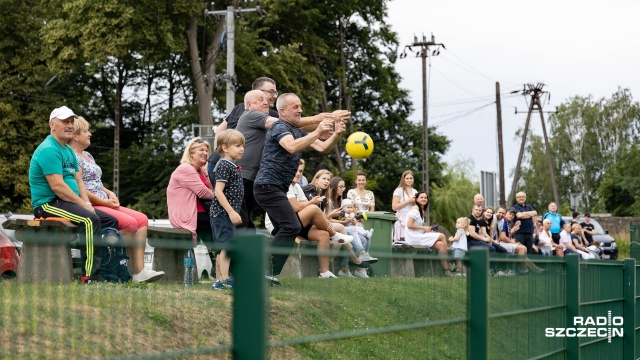 Piłkarze trzecioligowego Świtu ze Skolwina pokonali czwartoligową Iskierkę ze Śmierdnicy 11:0. Fot. Robert Stachnik [Radio Szczecin] Iskierka - Świt: 11 goli do jednej bramki [DUŻO ZDJĘĆ]