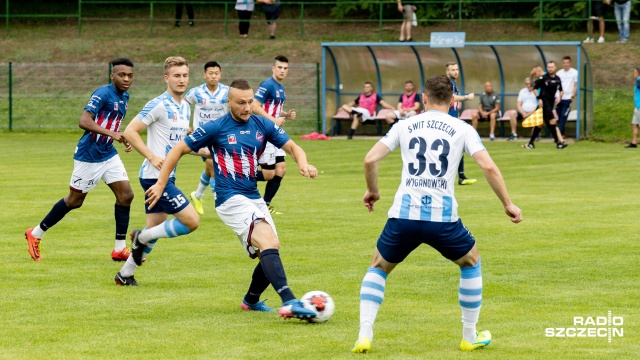 Piłkarze trzecioligowego Świtu ze Skolwina pokonali czwartoligową Iskierkę ze Śmierdnicy 11:0. Fot. Robert Stachnik [Radio Szczecin] Iskierka - Świt: 11 goli do jednej bramki [DUŻO ZDJĘĆ]