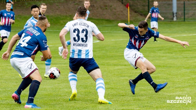 Piłkarze trzecioligowego Świtu ze Skolwina pokonali czwartoligową Iskierkę ze Śmierdnicy 11:0. Fot. Robert Stachnik [Radio Szczecin] Iskierka - Świt: 11 goli do jednej bramki [DUŻO ZDJĘĆ]