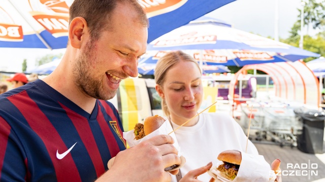 Pierwszy po pandemicznej przerwie zlot food trucków. Fot. Robert Stachnik [Radio Szczecin] Międzynarodowa kuchnia z food trucków na Pomorzanach [WIDEO, ZDJĘCIA]