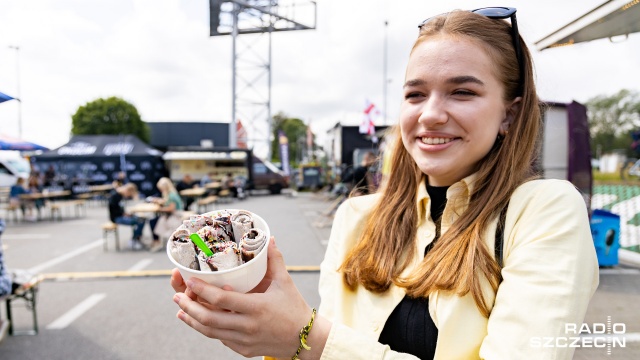 Fot. Robert Stachnik [Radio Szczecin] Międzynarodowa kuchnia z food trucków na Pomorzanach [WIDEO, ZDJĘCIA]