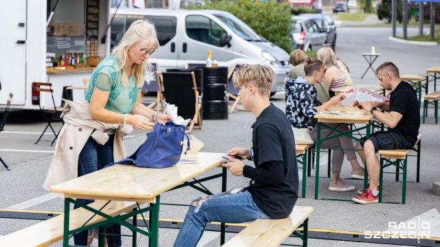 Fot. Robert Stachnik [Radio Szczecin] Międzynarodowa kuchnia z food trucków na Pomorzanach [WIDEO, ZDJĘCIA]