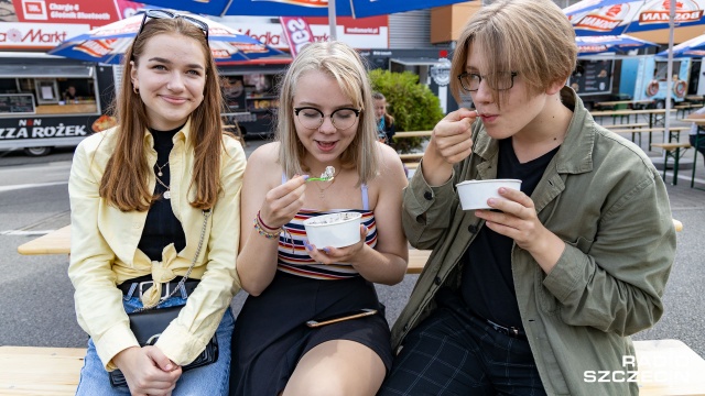 Fot. Robert Stachnik [Radio Szczecin] Międzynarodowa kuchnia z food trucków na Pomorzanach [WIDEO, ZDJĘCIA]