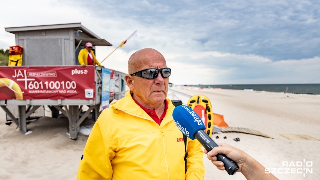 Opaski są darmowe i można je otrzymać na stanowisku ratowników na strzeżonym odcinku dziwnowskiej plaży. Fot. Robert Stachnik [Radio Szczecin] Opaski dla dzieci na plaży w Dziwnowie [ZDJĘCIA]