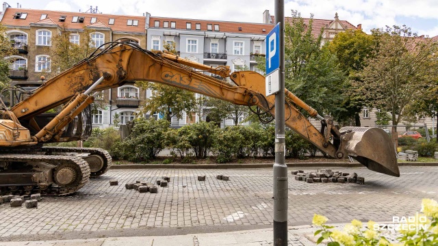 Fot. Robert Stachnik [Radio Szczecin] Historyczna kostka w alei Jana Pawła II będzie zastąpiona nową [ZDJĘCIA]