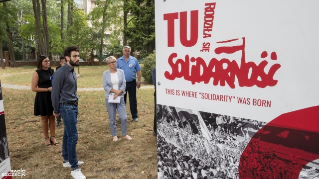 Realizacja: Maciej Papke [Radio Szczecin] Plenerowa wystawa z okazji 40. rocznicy powstania Solidarności [ZDJĘCIA]
