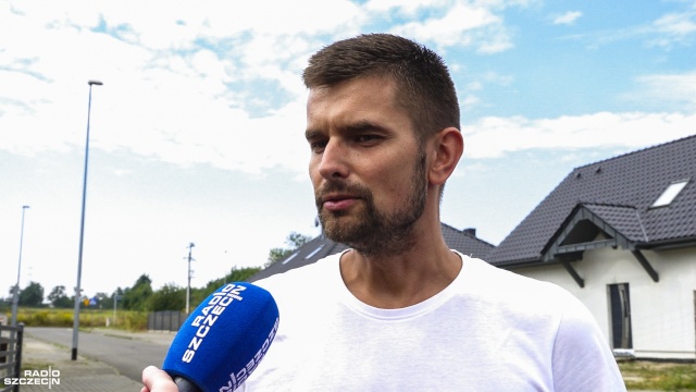 Paweł Komar - sekretarz rady osiedla Skolwin, Stowarzyszenie "Skolwin i my". Fot. Wojciech Ochrymiuk [Radio Szczecin] Szabrownicy okradają niemiecki cmentarz na Skolwinie [WIDEO, ZDJĘCIA]