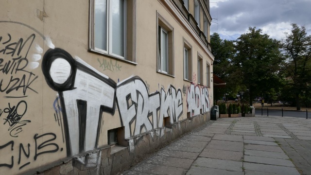 Fot. Maciej Papke [Radio Szczecin] Porysowane auta, przebite opony, oszpecone budynki [ZDJĘCIA]