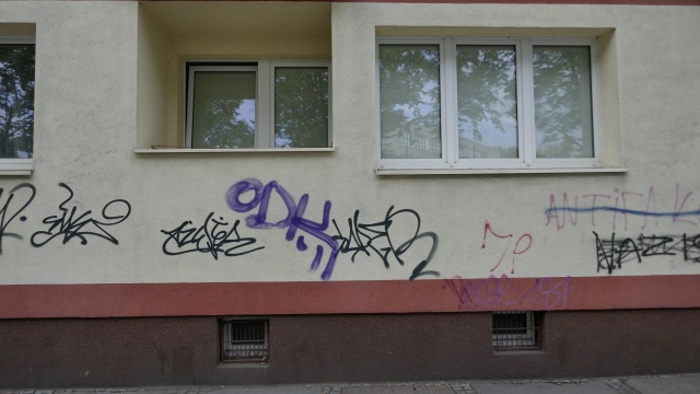 Fot. Maciej Papke [Radio Szczecin] Porysowane auta, przebite opony, oszpecone budynki [ZDJĘCIA]