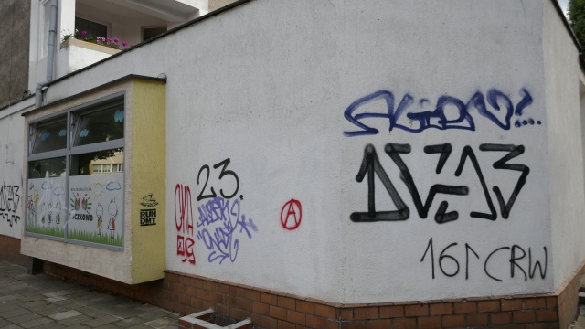 Fot. Maciej Papke [Radio Szczecin] Porysowane auta, przebite opony, oszpecone budynki [ZDJĘCIA]