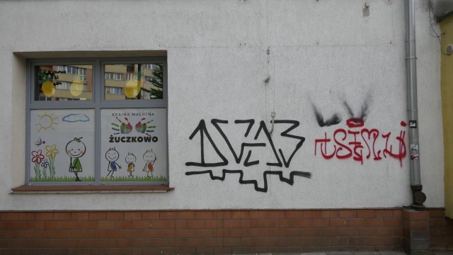 Fot. Maciej Papke [Radio Szczecin] Porysowane auta, przebite opony, oszpecone budynki [ZDJĘCIA]