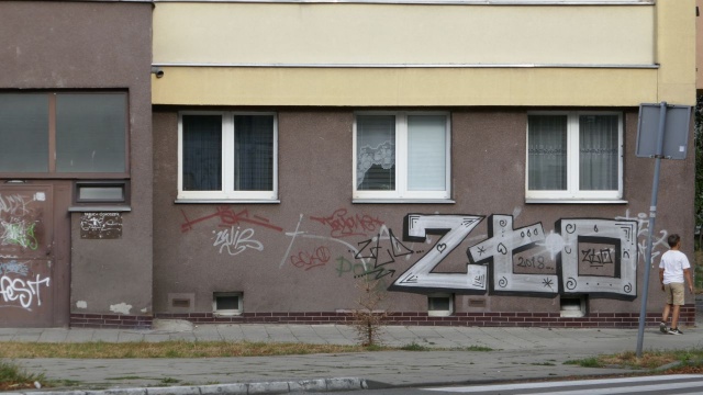 Fot. Maciej Papke [Radio Szczecin] Porysowane auta, przebite opony, oszpecone budynki [ZDJĘCIA]