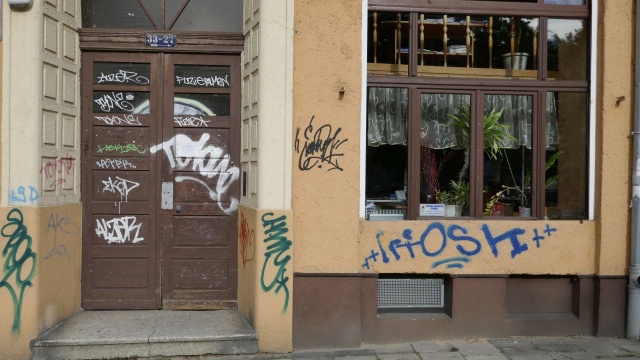 Fot. Maciej Papke [Radio Szczecin] Porysowane auta, przebite opony, oszpecone budynki [ZDJĘCIA]
