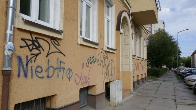 Fot. Maciej Papke [Radio Szczecin] Porysowane auta, przebite opony, oszpecone budynki [ZDJĘCIA]