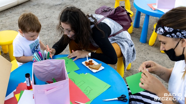 Fot. Robert Stachnik [Radio Szczecin] Plenerowa kuchnia na Łasztowni. Króluje ryba [DUŻO ZDJĘĆ]