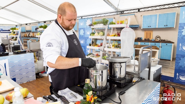 Fot. Robert Stachnik [Radio Szczecin] Plenerowa kuchnia na Łasztowni. Króluje ryba [DUŻO ZDJĘĆ]